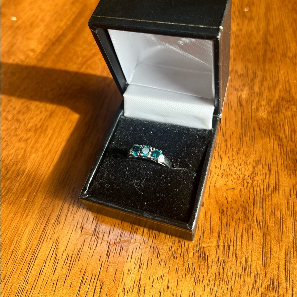 10k white gold ring with three black diamonds size 7